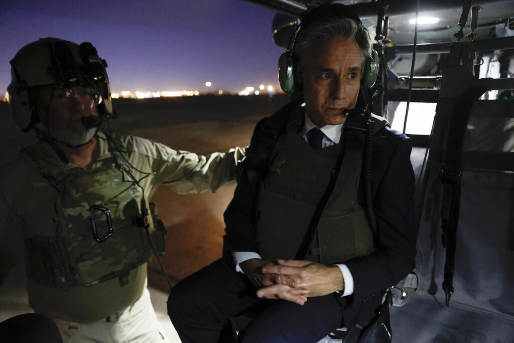 בלינקן עם השכפ"ץ, אמש במסוק בבגדד (צילום: Jonathan Ernst/Pool via AP) בלינקן עם שכפ"ץ, במסוק בבגדד