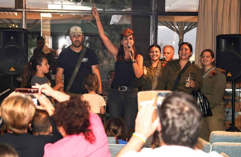 "אחרי שהתחלנו להבין את גודל האסון, כתבתי לכל החברים שלי מקיבוץ בארי". עינת שרוף (צילום מסך: אינסטגרם ) סלבס בחזית עינת שרוף
