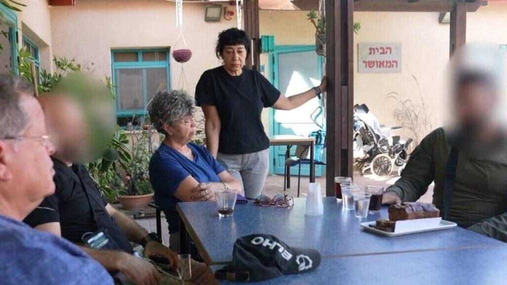 "המטפלת אומרת אולי עדיף למות מכדור מאשר להיחנק בממ"ד" (צילום: דוברות המשטרה ) משפחות מרום מפגשת עם הלוחמים שעזרו לפנות אותם כהשית שלהם בער