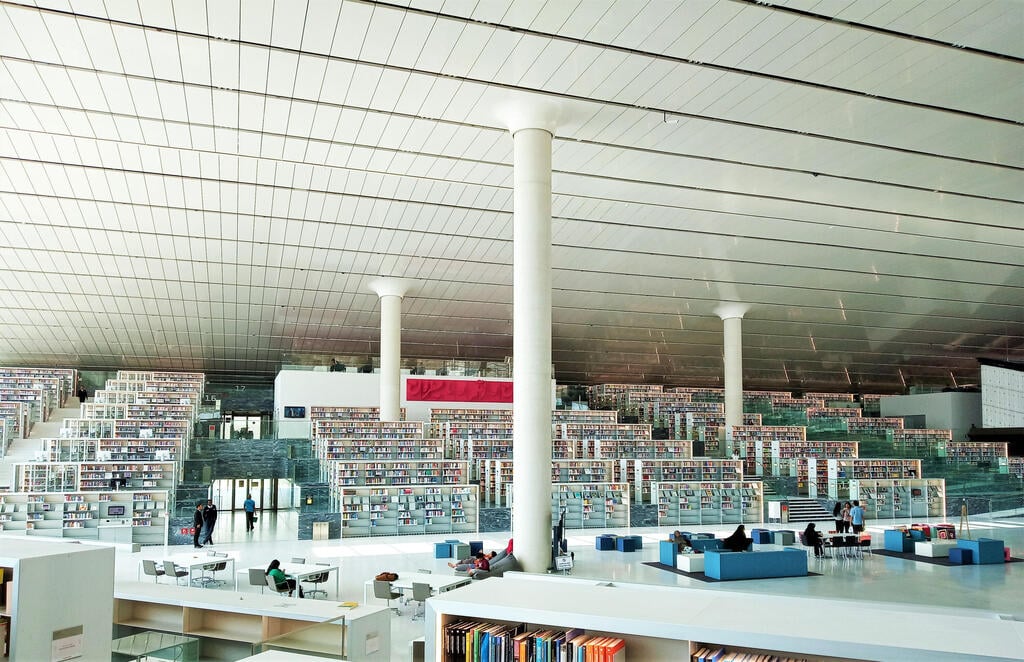 Qatar National Library, פנים מואר ופתוח. מבנה בתכנון רם קולהאס (צילום: Photo Play shutterstock) Qatar National Library, פנים