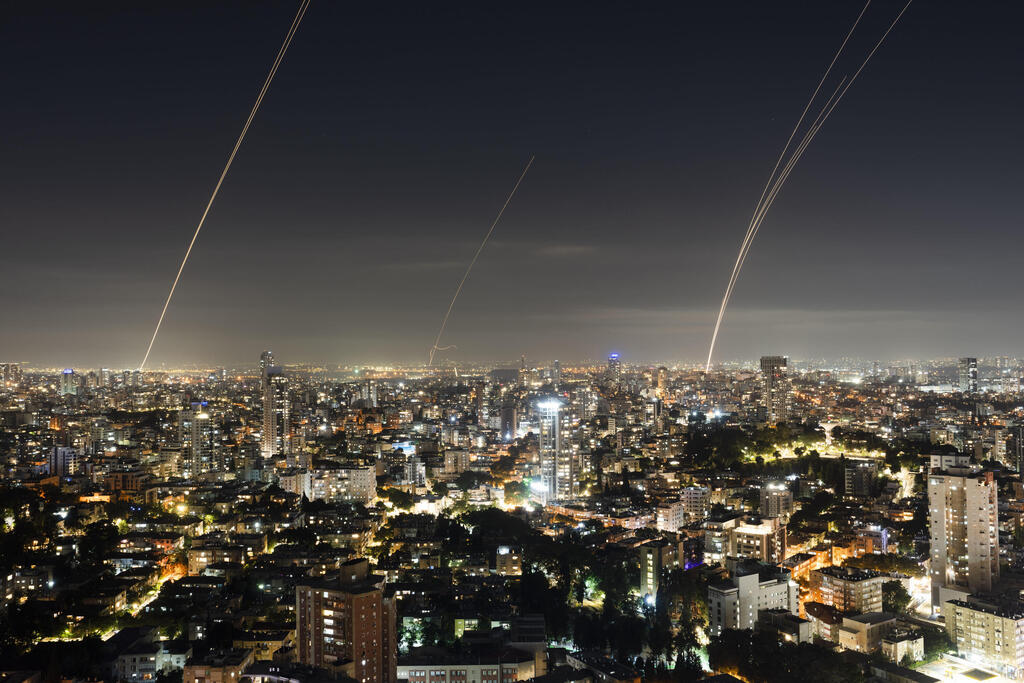יירוטי כיפת ברזל בעקבות מטח למרכז (צילום: AP Photo/Oded Balilty) יירוטי כיפת ברזל במטח לעבר המרכז