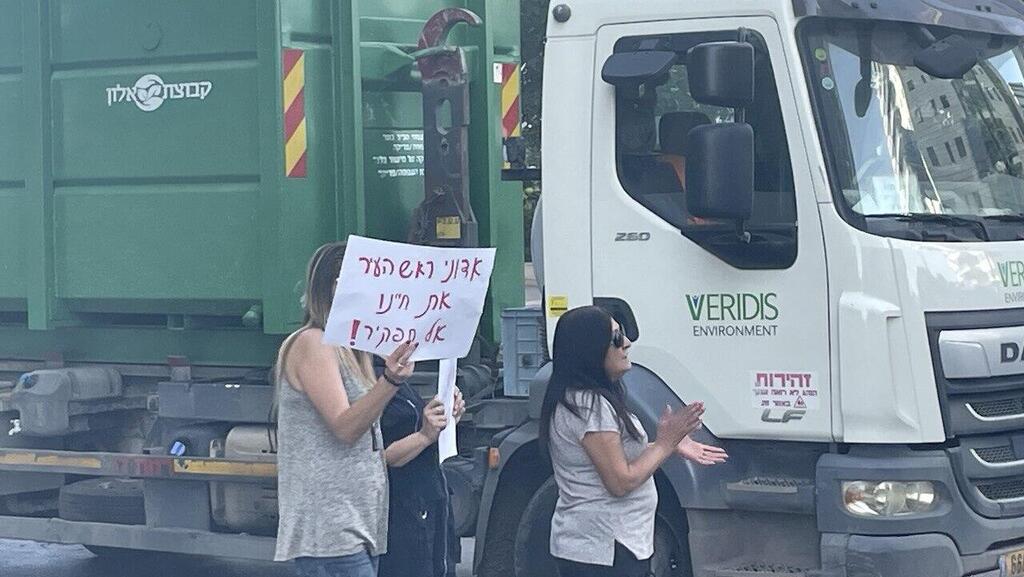 הפגנה ברחוב רקפות בראשון לציון נגד עבודת פועלים ערבים באתרי בניה ברחוב