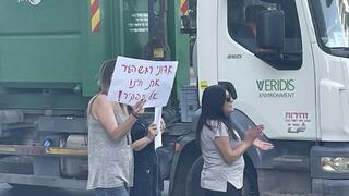 הפגנה ברחוב רקפות בראשון לציון נגד עבודת פועלים ערבים באתרי בניה ברחוב