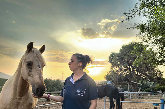 שירלי פרבר בחווה מארחת עם סוסים שפונו משאר ישוב שבגבול הצפון