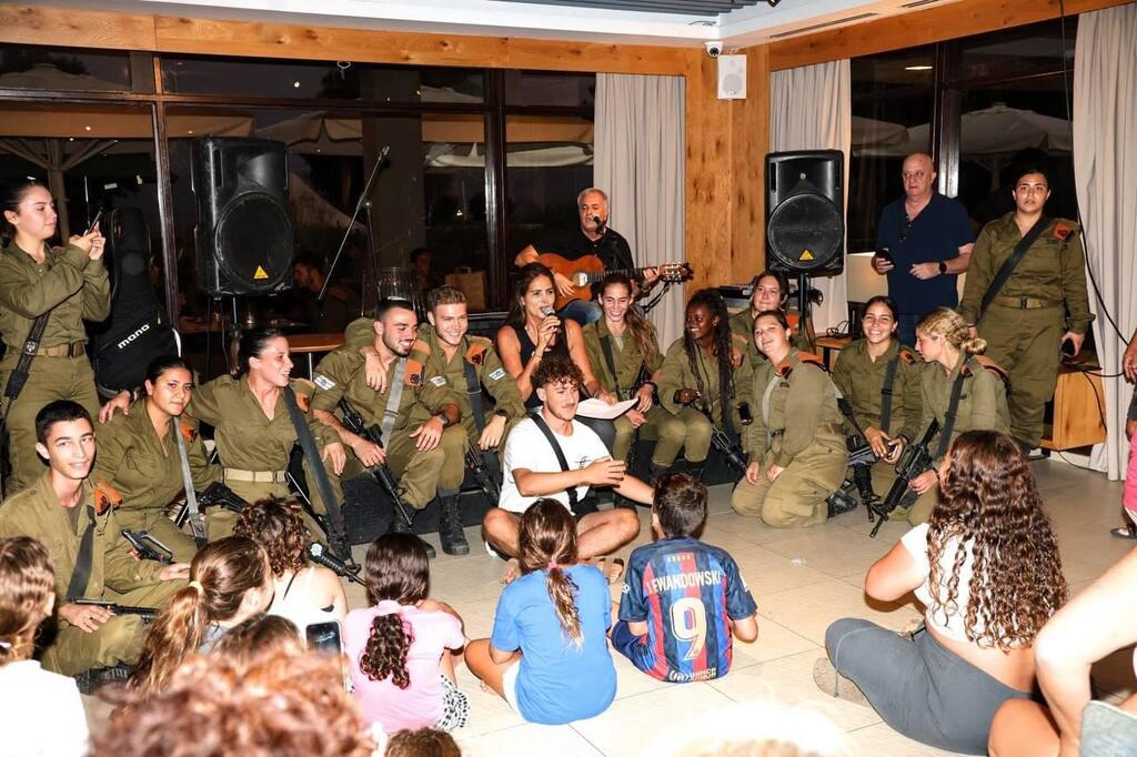 "אנחנו הולכים לשמח, אבל אני מודה שאני עושה את זה גם בשבילי" (צילום מסך: אינסטגרם ) סלבס בחזית עינת שרוף