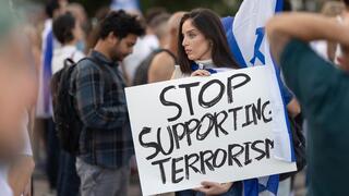 Надпись на плакате "Хватит поддерживать террор" 