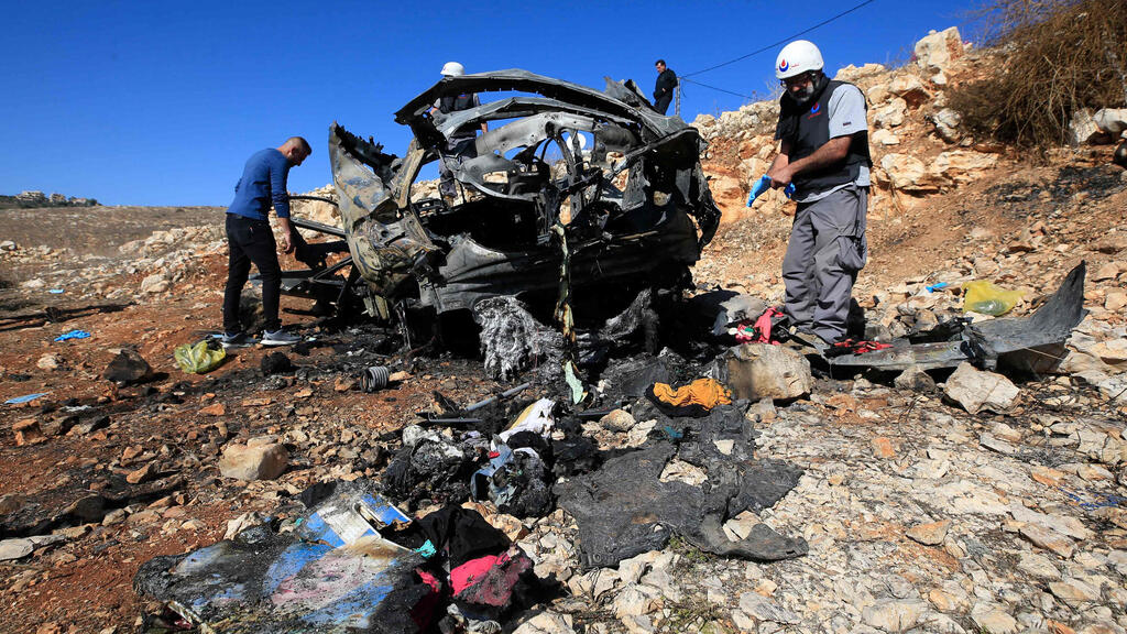 פעילי חיזבאללה בוחנים רכב שנפגע על ידי צה"ל בדרום לבנון