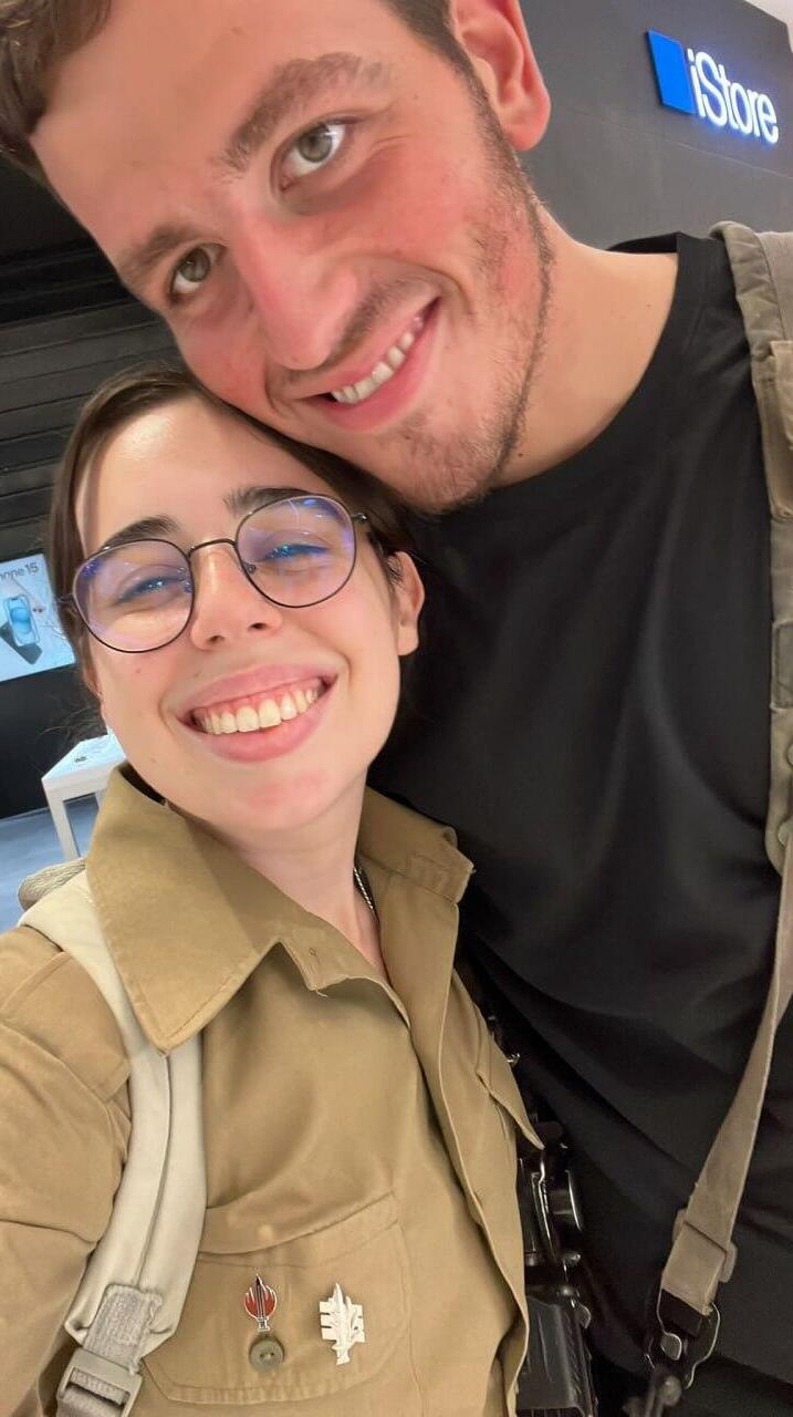עם החברה הודיה (באדיבות המשפחה) סמ"ר שחר כהן מבטח ז"ל