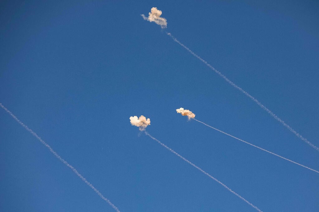 IDF intercepts Hezbollah rockets (Photo: Jalaa MAREY / AFP) יירוטים בשמי הגליל העליון