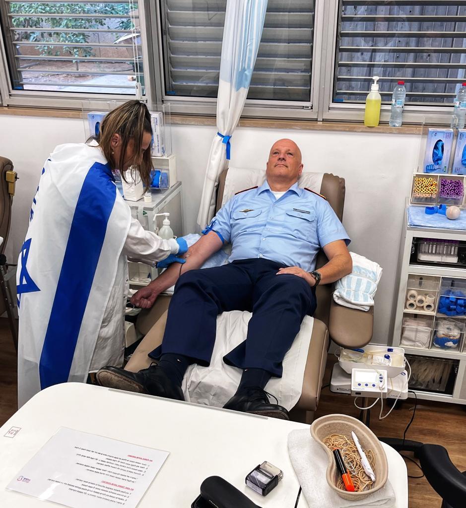 Lt. Gen. Ingo Gerhartz donating blood מפקד חיל האוויר הגרמני תרם דם
