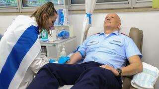 מפקד חיל האוויר הגרמני תרם דם בשיבא