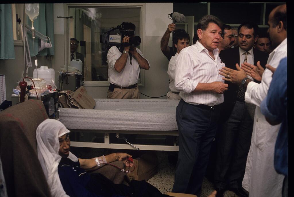 תאל שמואל גורן מתאם הפעולות בשטחים לשעבר, מדבר עם רופאים ערבים בבית חולים שיפא, 1989