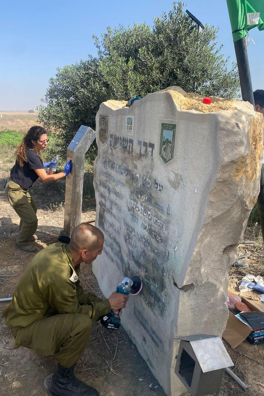 האנדרטה של לוחמי גדוד 53 שהושחתה בשבת השחורה על ידי מחלבי חמאס שוקמה מחדש על ידי לוחמים מאותו הגדוד
