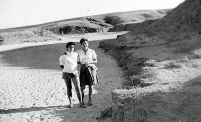 נשים מניר עם בשנים הראשונות לקיומו. מימין: פנינה (פירי) המר, ממקימות הקיבוץ, כיום בת 102 (צילום: נדב מן, ביתמונה. מאוסף שפרה שוורץ, האוסף הלאומי לתצלומים על שם משפחת פריצקר, הספרייה הלאומית) נשים מניר עם בשנים הראשונות לקיומו. מימין: פנינה (פירי) המר, ממקימות הקיבוץ, כיום בת 102