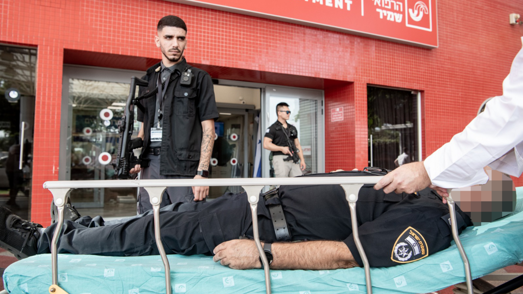 בית החולים נאבק על תרומות כדי לבנות בניין ממוגן (צילום: דוברות בית החולים שמיר) פינוי נפגעים לבית החולים שמיר אסף הרופא בתחילת המלחמה
