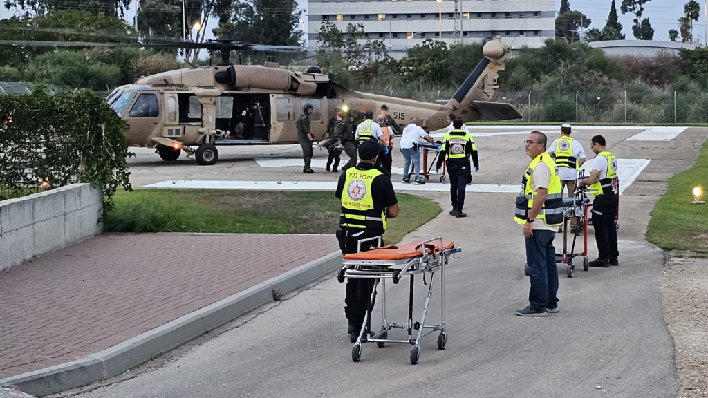 פינוי נפגעים לבית החולים שמיר בתחילת המלחמה (צילום: דוברות בית החולים שמיר) פינוי נפגעים לבית החולים שמיר אסף הרופא בתחילת המלחמה