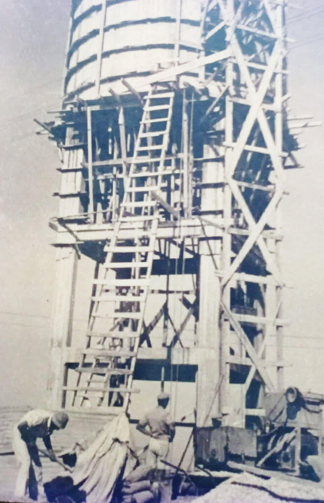 בניית מגדל המים בקיבוץ ניר עם, 1943 (צילום: באדיבות ארכיון ניר עם) בניית מגדל המים בקיבוץ ניר עם, 1943