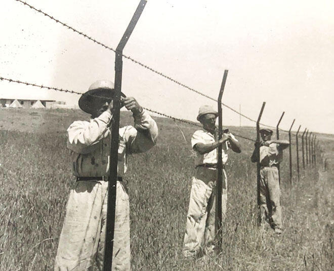 בניית הגדר הביטחונית הראשונה, 1943 (צילום: באדיבות ארכיון ניר עם) בניית הגדר הביטחונית הראשונה, 1943