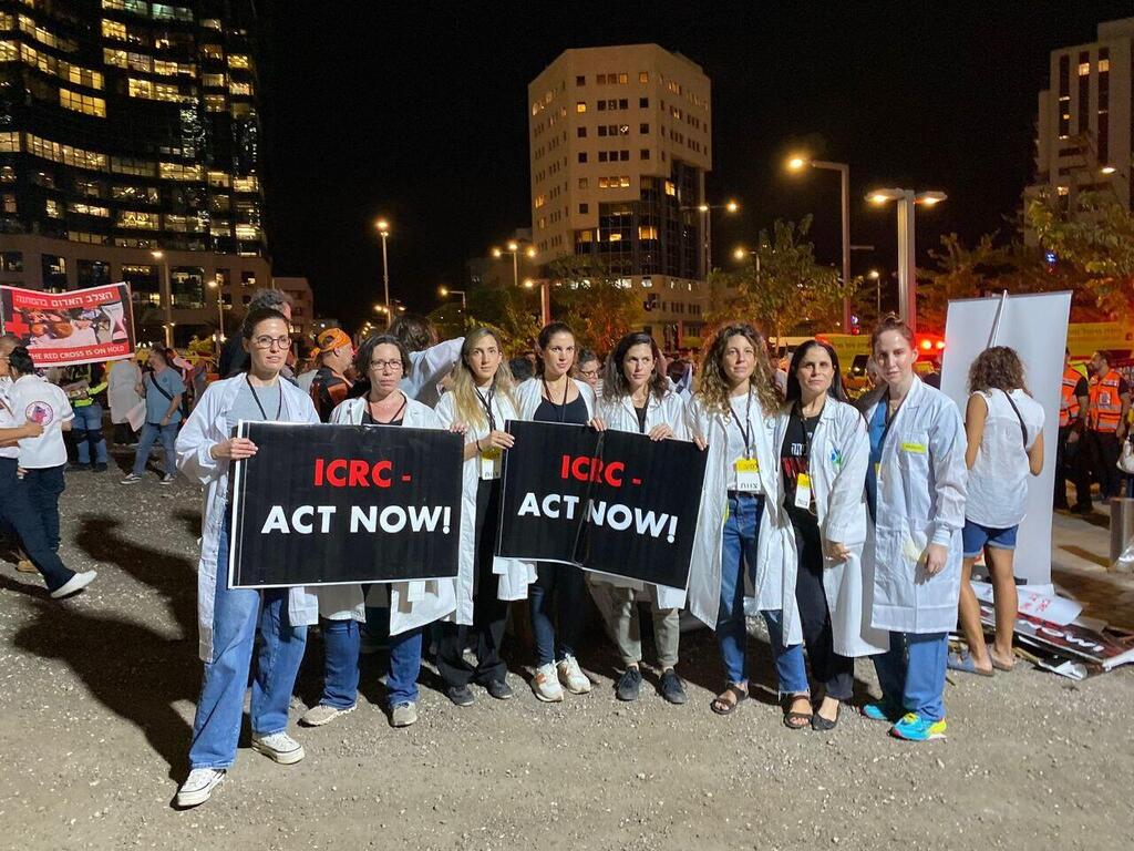 מחאת רופאים נגד הצלב האדום בדרישה לבקר את החטופים