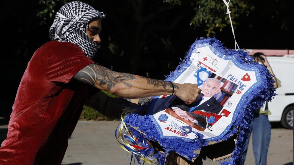 A Pro-Palestine protester at the University of California (Photo: Caroline Brehman / EPA) דרום קוריאה , הפגנה נגד ישראל פרו פלסטינית חרבות ברזל