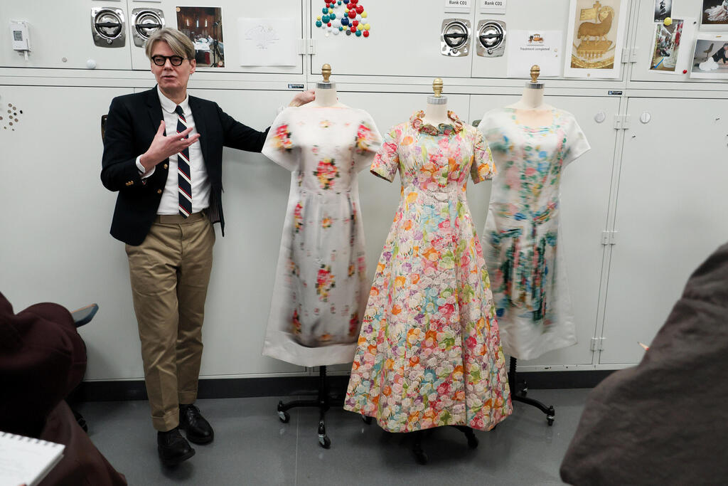 אנדרו בולטון בהכרזה על תערוכת האופנה "יפהפיות נרדמות" של מוזיאון המטרופוליטן