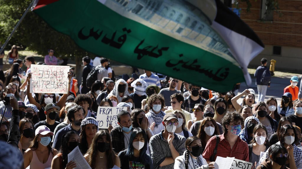 Pro-Palestinian demonstration at UC campus (Photo: Caroline Brehman / EPA) דרום קוריאה , הפגנה נגד ישראל פרו פלסטינית חרבות ברזל