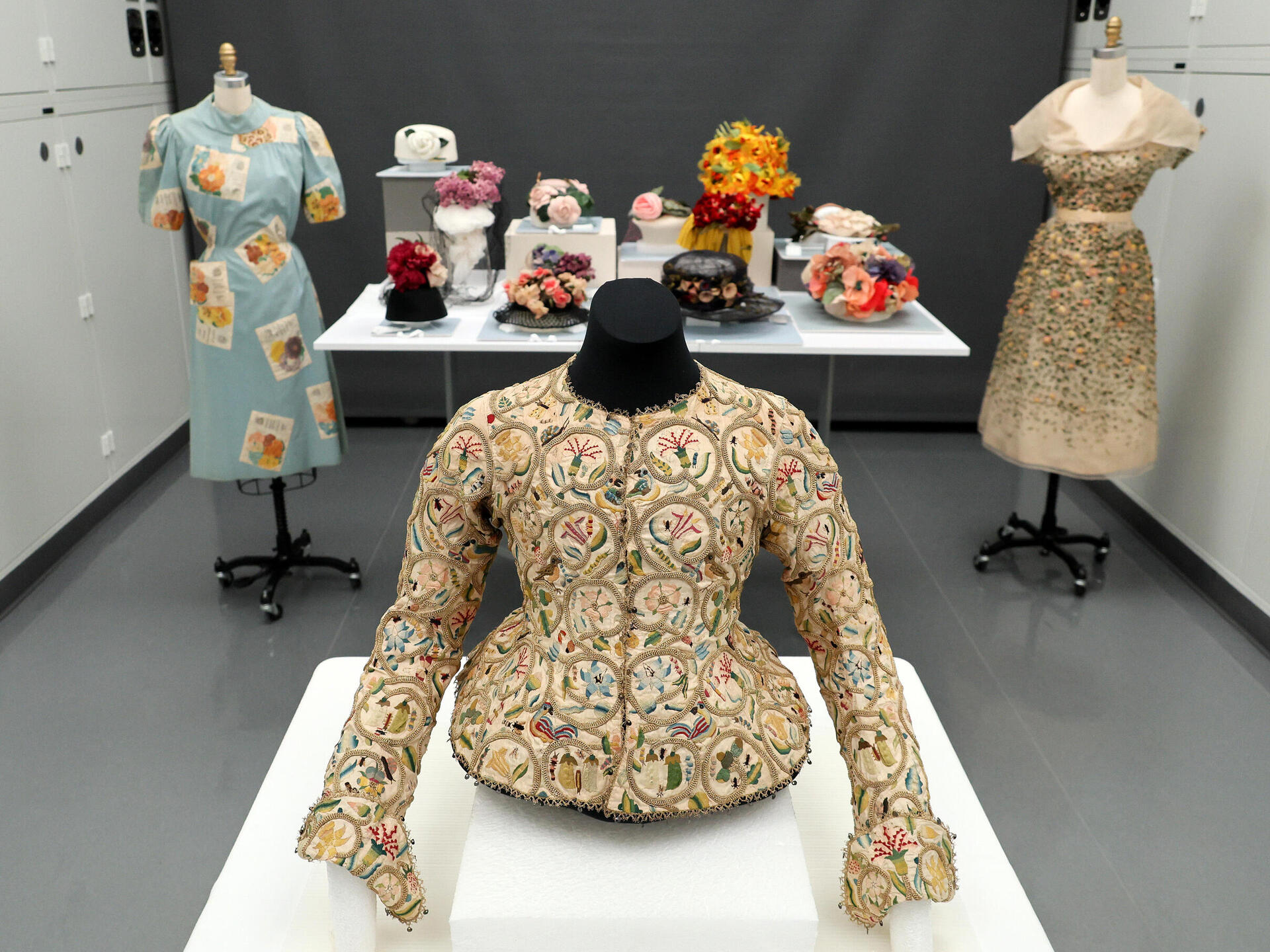 עיצובי אופנה בהכרזה על תערוכת האופנה "יפהפיות נרדמות" של מוזיאון המטרופוליטן