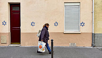 מגיני דוד על בניין בפריז | צילום: LUCIEN LIBERT, רויטרס yk13670580