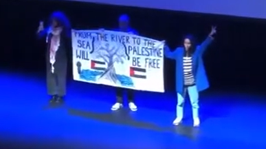 השלט שהניפו המפגינים בטקס הפתיחה