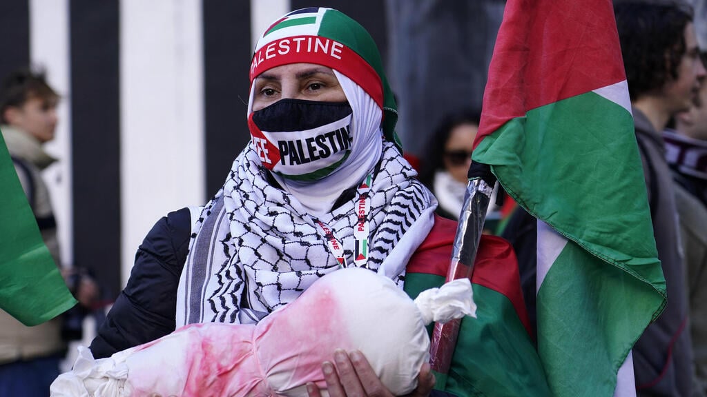 Pro-Palestinian protestor in London (Photo: AP /Alberto Pezzali) בריטניה לונדון הפגנה פרו פלסטינית נגד ישראל חרבות ברזל