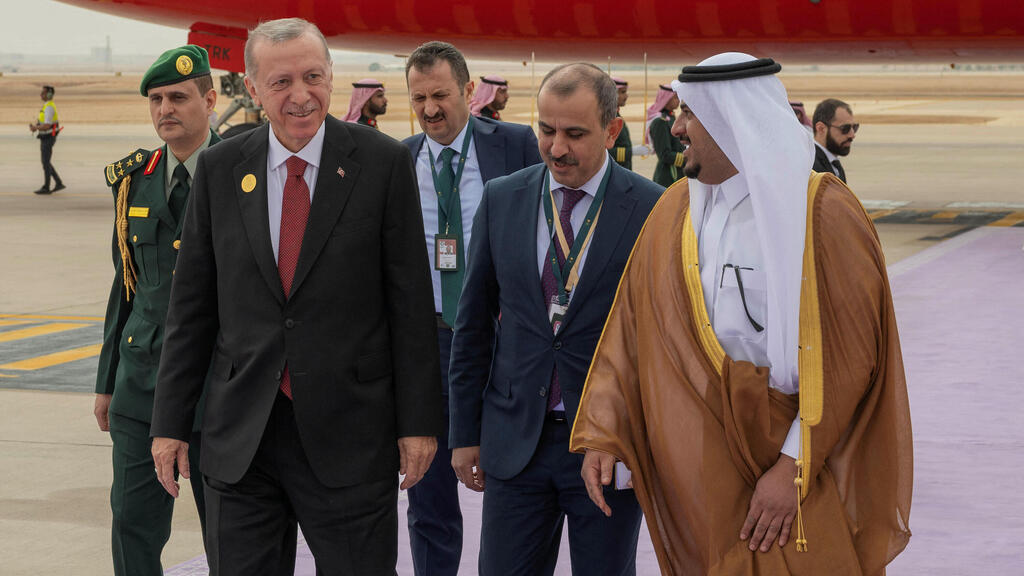 נשיא טורקיה רג'פ טאיפ ארדואן מגיע לפסגה הערבית-אסלאמית בסעודיה