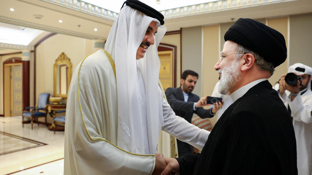נשיא איראן אברהים ראיסי נפגש עם אמיר קטאר השייח' תמים בן חאמד אל-ת'אני  בפסגה הערבית-אסלאמית בסעודיה