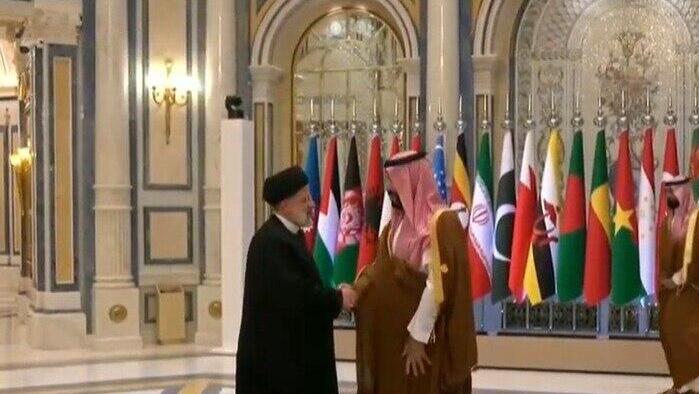 בן סלמאן יורש העצר הסעודי לוחץ יד לראיסי נשיא איראן בפסגה הערבית-אסלאמית