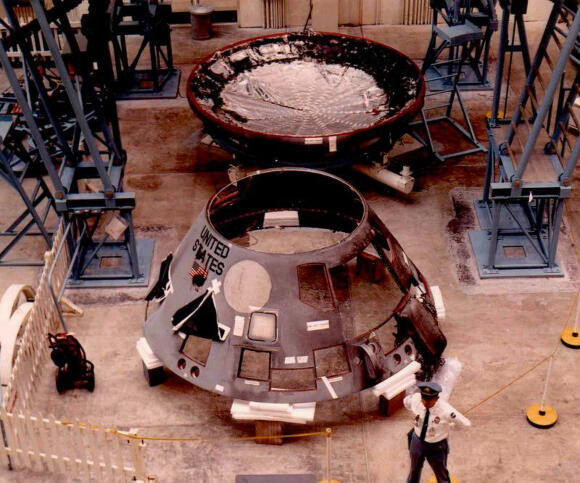 אדם יסודי שאינו מעגל פינות. שרידי החללית אפולו 1 במתחם ששימש את בורמן וצוות החקירה של האסוו