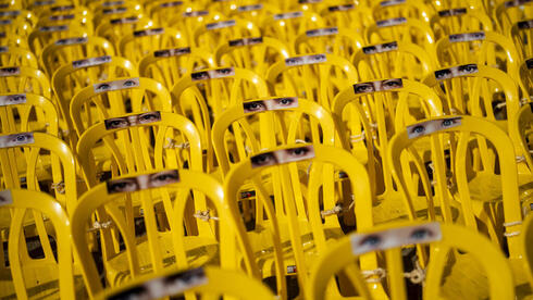 כיסאות צהובים ברחבת מוזיאון תל אביב, כיכר החטופים בכינויה החדש