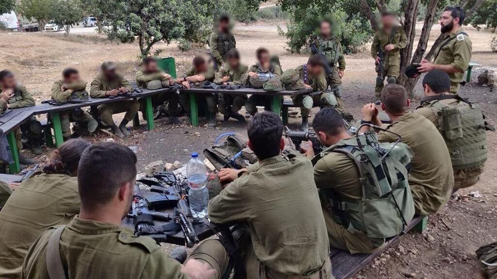 מקשיבים ללוחמים בשטח. ארכיון (צילום: דובר צה"ל) בריאות הנפש בצה"ל