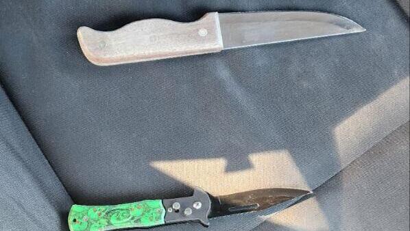 הסכינים של החשודים שנעצרו בחשד לפיגוע דקירה בתחנת רכבת סבידור בתל אביב