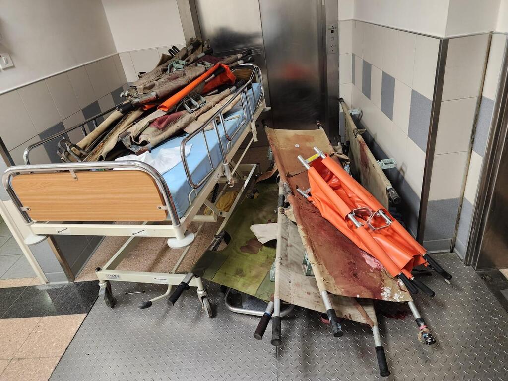 אלונקות לפינוי פצועים בטבח ה-7 באוקטובר, חדר המיון בית החולים סורוקה