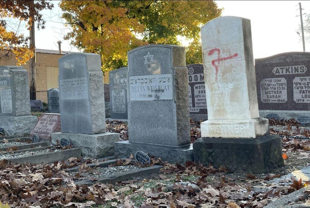 צלב קרס על מצבה בבית קברות יהודי בקליבלנד