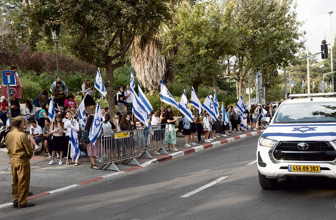מלווים בגאווה את סמ"ר רועי דאוי בדרכו האחרונה בהר הרצל | צילום: אלכס קולומויסקי yk13675069