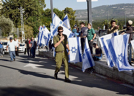 אומרים שלום אחרון לרס"ל יעקב עוזרי שהובא למנוחות בבית העלמין במירון | צילום: אביהו שפירא yk13675077