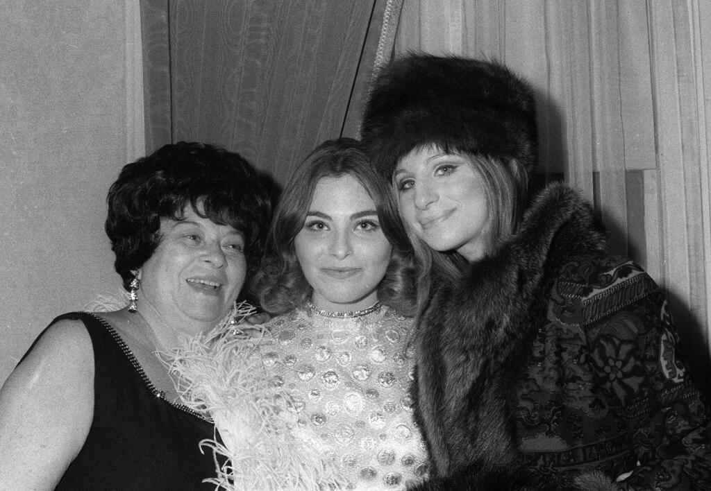 ברברה סטרייסנד עם אמה דיאנה ואחותה רוזלין