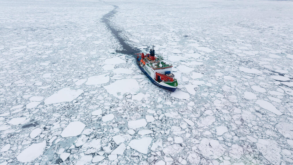 ספינת המחקר הגרמנית Polarstern שטה בין קרחונים ימיים באזור הארקטי