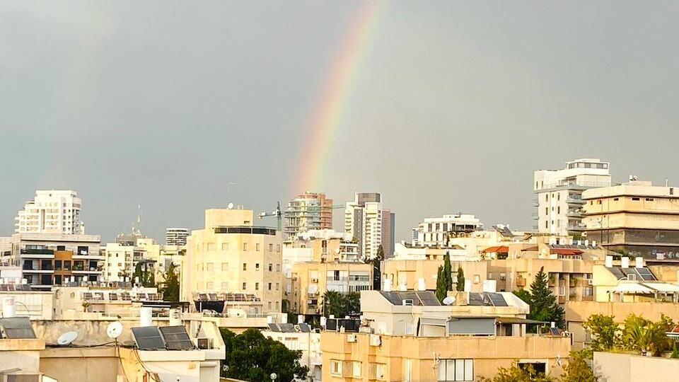 היום תורגש עלייה בטמפרטורות. גבעתיים (צילום: עדי פארי) קשת בענן בשמי גבעתיים
