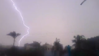 ברקים וגשם בשמי טירה