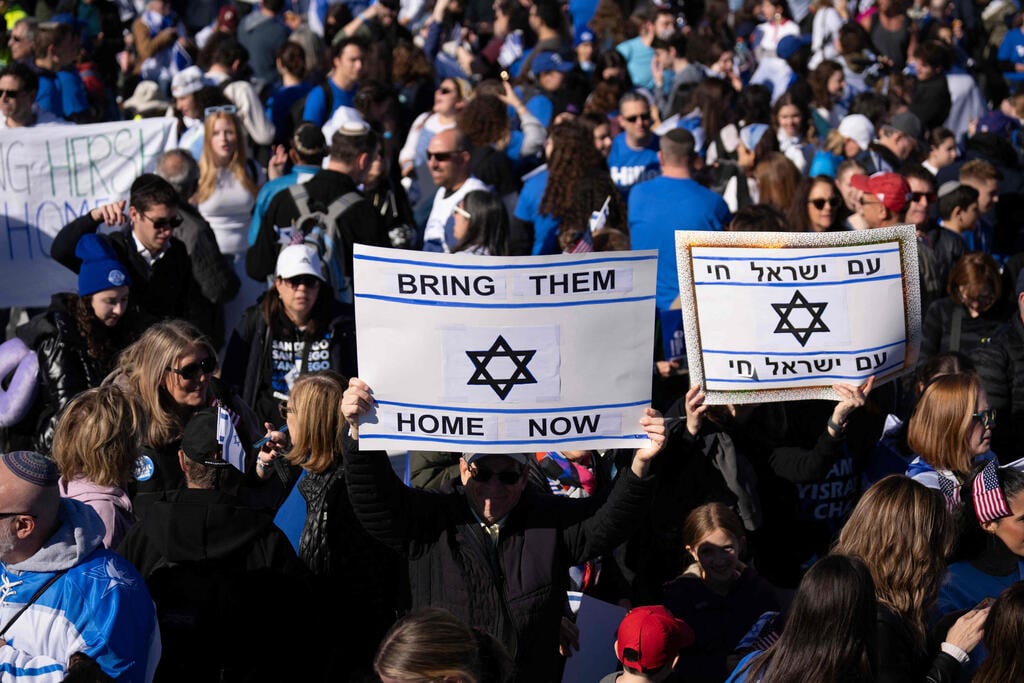 ''החזירו אותם עכשיו!'' (צילום: Drew Angerer/Getty Images/AFP) הפגנה להחזרת החטופים בוושינגטון, ארה"ב