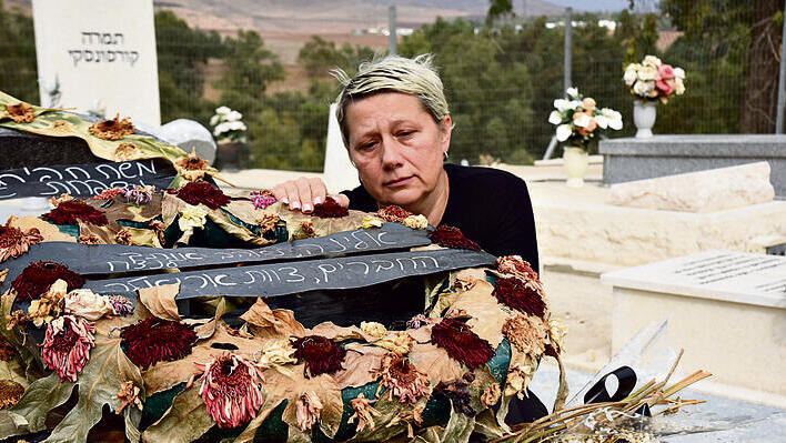 אולגה פלחטי מעל הקבר של בתה. “הפרדה לא נורמלית” | צילום: אביהו שפירא yk13676615