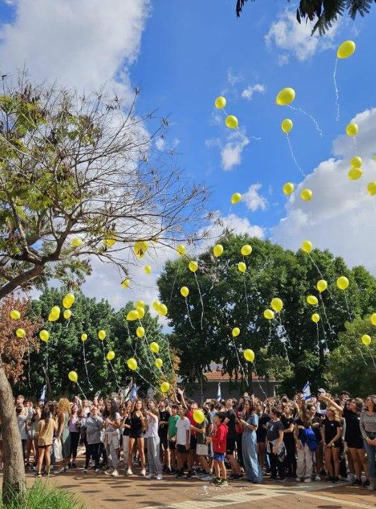 בית חינוך ירקון ביום הולדתו ה-19 - הפרחת בלונים בבית חינוך ירקון להשבתו של תמיר נמרודי שנחטף לרצועה עזה