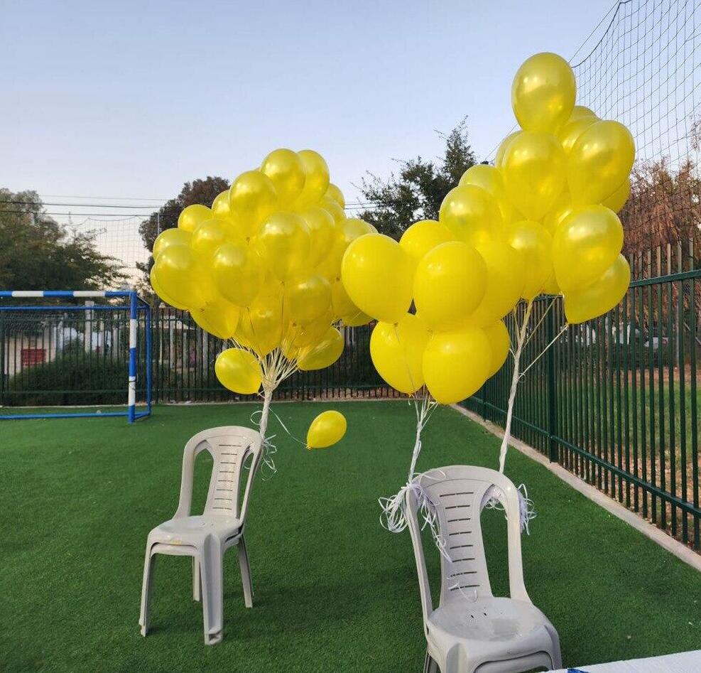 בלונים צהובים לתמיר. פתח תקווה ביום הולדתו ה-19 - הפרחת בלונים בפתח תקווה להשבתו של תמיר נמרודי שנחטף לרצועה עזה