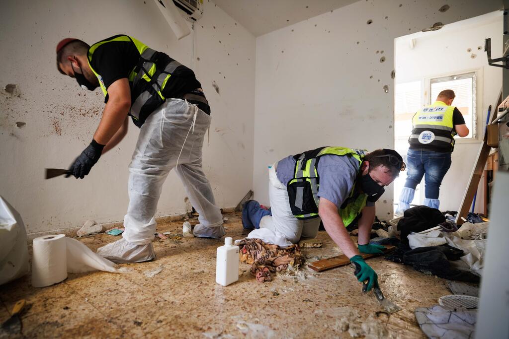 Examining a destroyed home in Kfar Aza (Photo: Ziv Koren) שי חרמש, ראש מועצת שער הנגב המיתולוגי וח"כ לשעבר